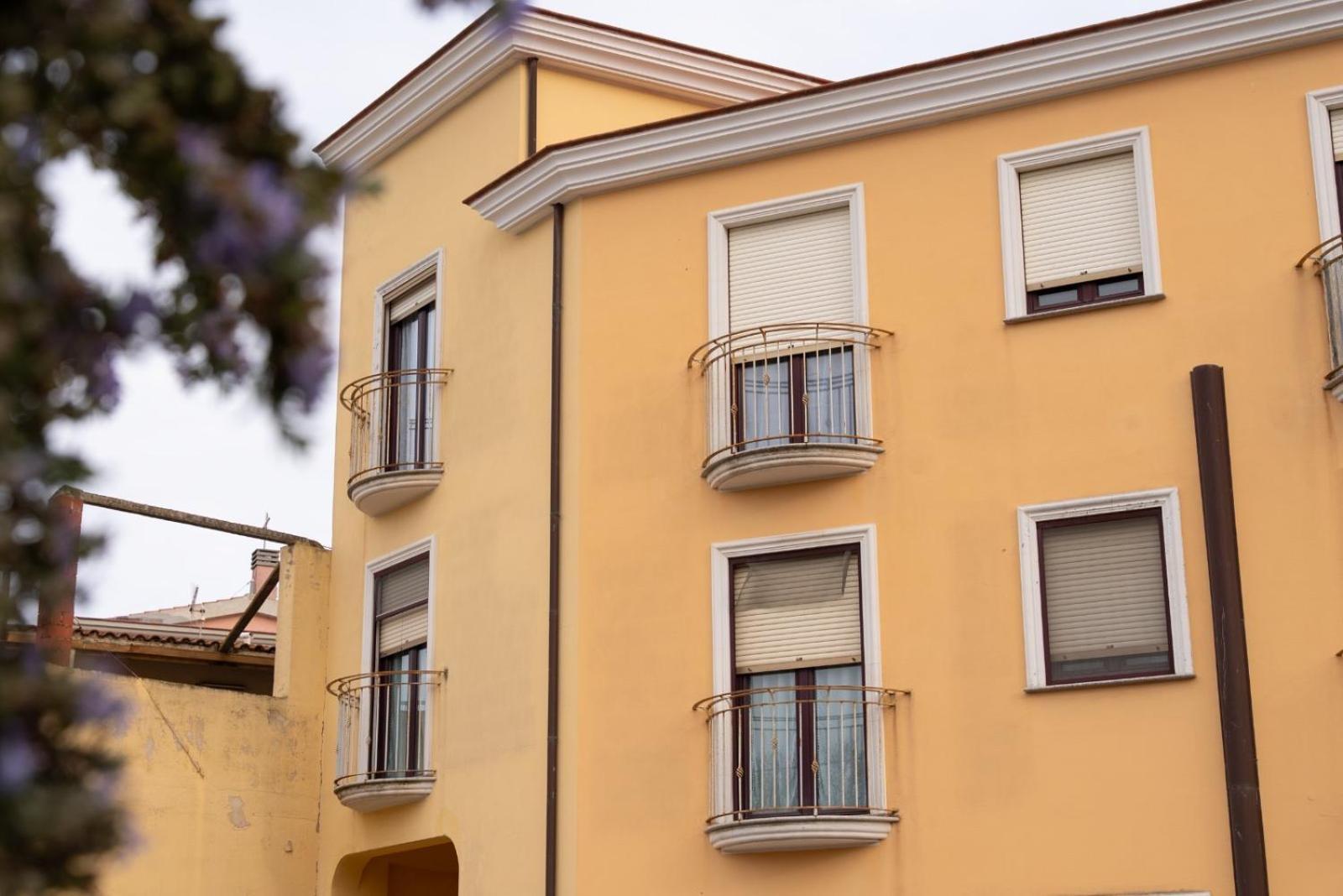 Appartamento In Centro ตอร์โตลี ภายนอก รูปภาพ